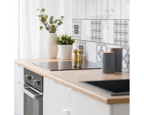 Köksscen med bänkskiva, diskho, spishäll, ugn, disk och inredning