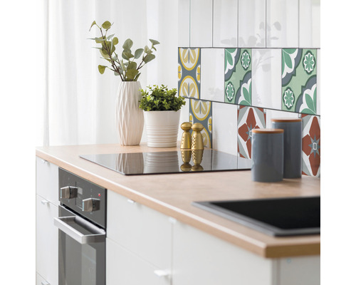 Köksscen med diskho, spis, ugn, dekoration och mönstrat kakel