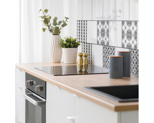 Köksscen med kokplatta, diskho, ugn och dekoration