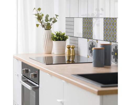 Köksscen med spis, diskho och dekorativa element