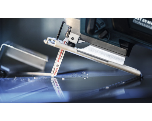 Sticksåg som skär metall med Bosch-sågblad