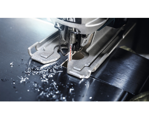 Sticksåg skär metall med metallspån