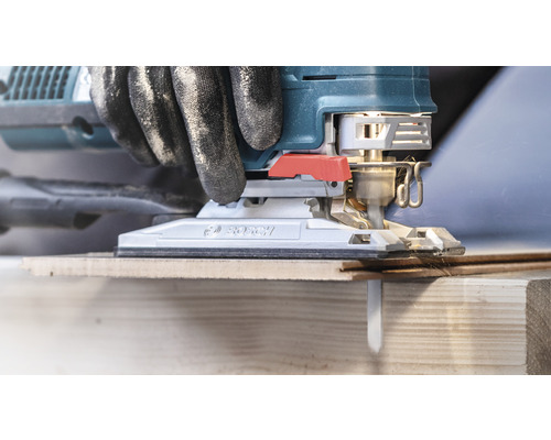 Bosch sticksåg i bruk vid skärning av trä