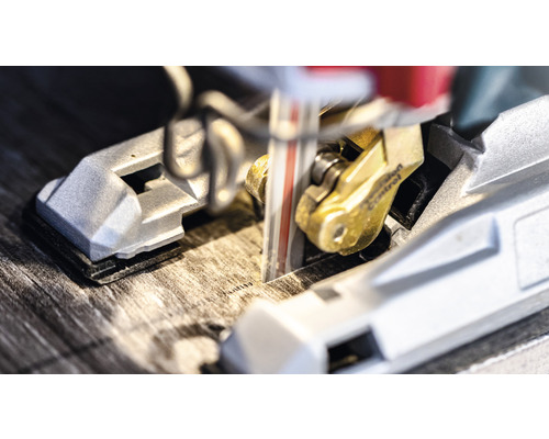 Närbild av en sticksåg som sågar trä