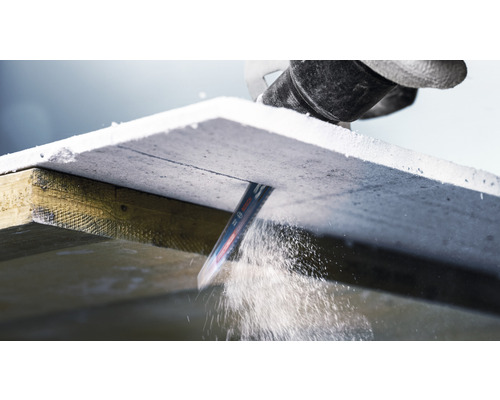 En sticksåg skär en gipsfiberskiva på en träram.