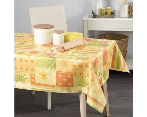 Bord med gul bordsduk med blommönster