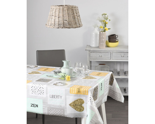Matbord med belagd duk med geometriska och tematiska mönster