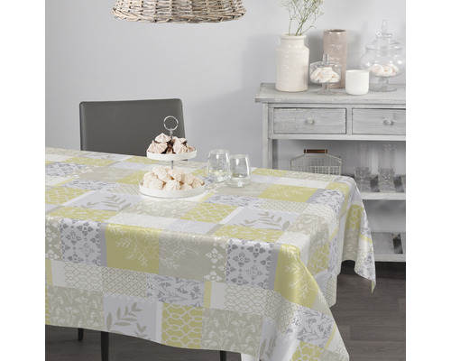 Bordsscen med rektangulär duk i lapptäcksdesign på ett matbord