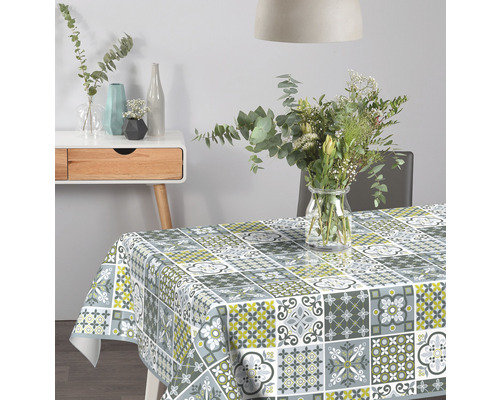 Bord med lapptäcksduk i en matsal