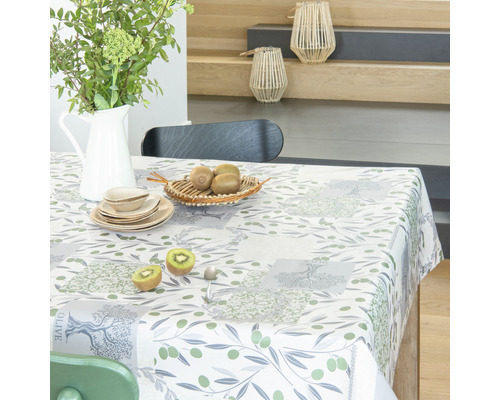 Dukat bord med olivmönstrad duk, porslin och dekoration