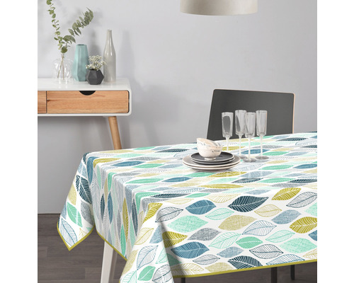 Bord med mönstrad duk och porslin