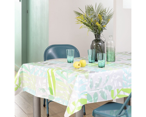 Matbord med duk med bladmönster, glas och äpplen