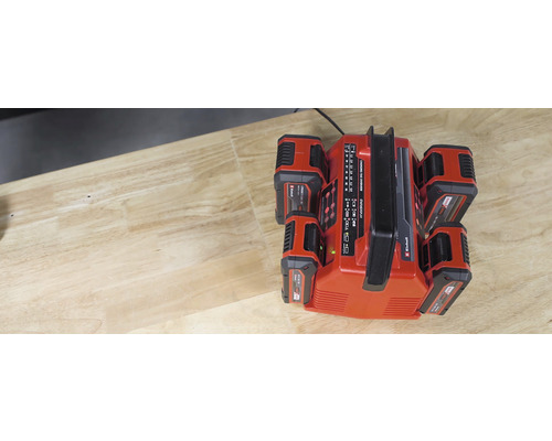 Einhell Power X-Change batteriladdare med fyra batterier på ett bord
