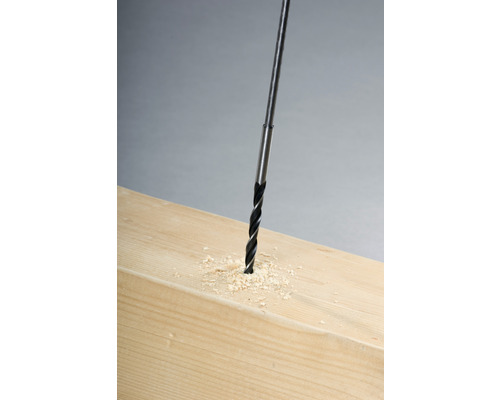 Borrmaskin borrar hål i trä