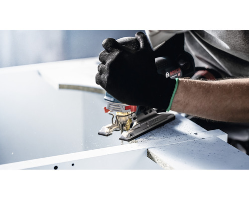 En person sågar ett arbetsstycke med en sticksåg. Bosch logotyp.