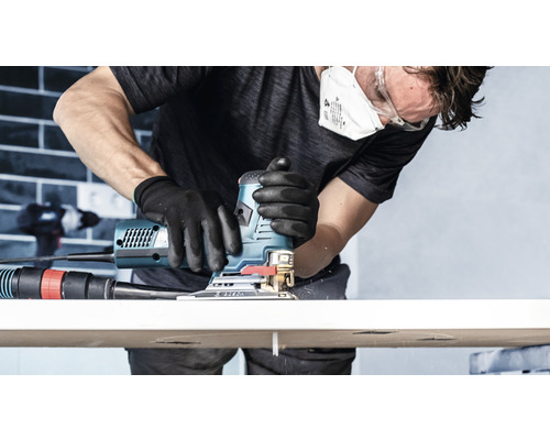 Man arbetar med sticksåg på arbetsstycke