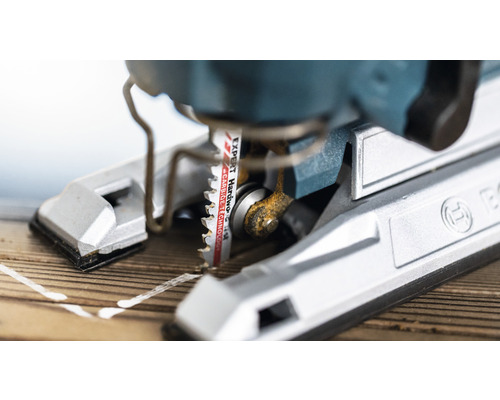 Närbild av en sticksåg som sågar trä med ett Expert hårdmetallblad