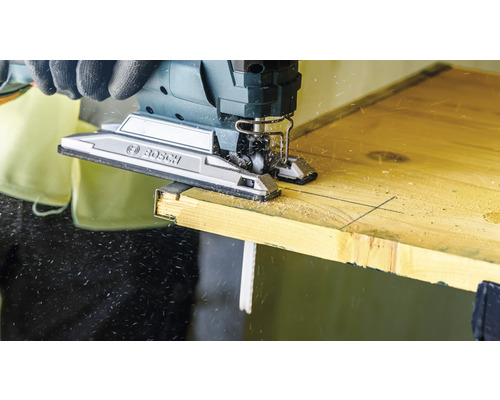 En sticksåg från Bosch skär trä