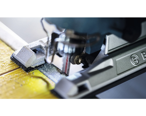 Närbild av en sticksåg som skär trä med Bosch Logo