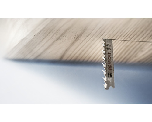 Sticksågblad som skär trä