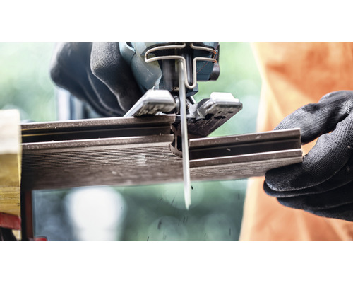 En sticksåg skär ett arbetsstycke.