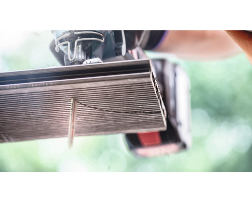 Sticksåg som skär ett arbetsstycke