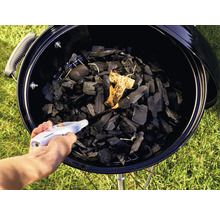 Tända kol i en grill med en tändare