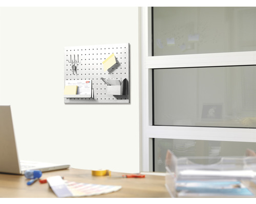 Metallhålplatta med krokar och förvaringsfack för väggmontering på kontoret