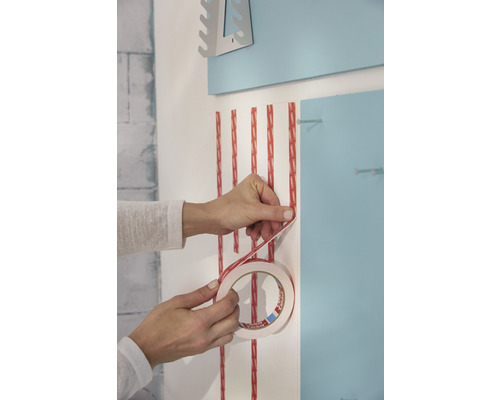 Dubbelhäftande tejp appliceras på en vägg