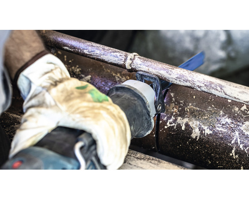 Rör skärs med tigersåg.