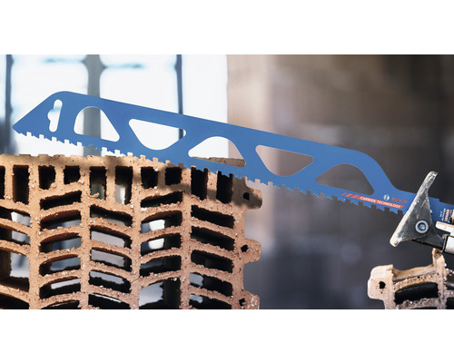 En blå tigersåg skär i en perforerad tegelsten.