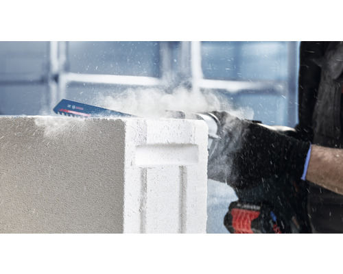 En tigersåg skär en lättbetongsten.