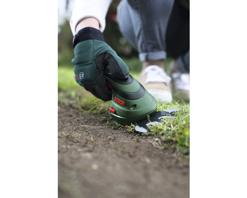 Trädgårdsmästare klipper gräskanter med en sladdlös grässax från Bosch