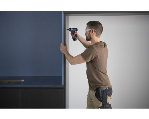 Hantverkare monterar köksskåp med batteridriven skruvdragare