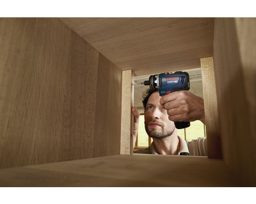 Man skruvar ihop en hylla med en sladdlös skruvdragare