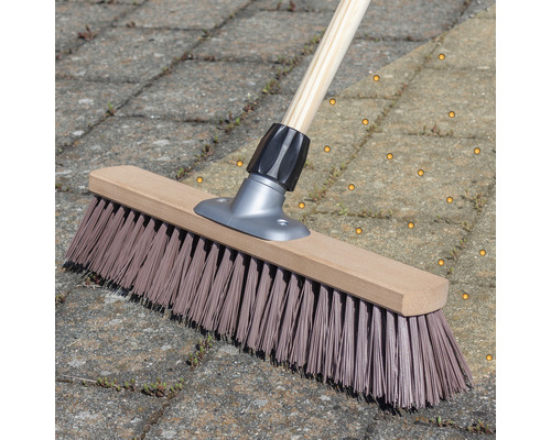 Sopborste med träskaft för rengöringsarbeten utomhus