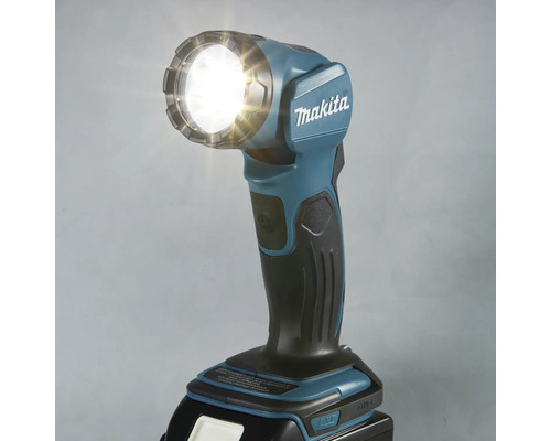 Makita batteridriven arbetslampa i drift