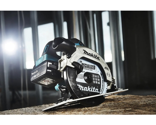 Makita batteridriven handcirkelsåg på en träyta