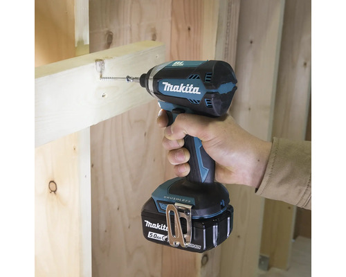 Makita logotyp. En sladdlös skruvdragare skruvas fast i en träkonstruktion.