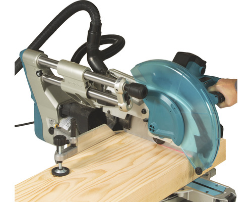 Kap- och geringssåg som sågar en träbit