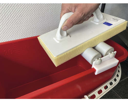 Svampbräda med avrullningssystem och hink för plattsättningsarbeten