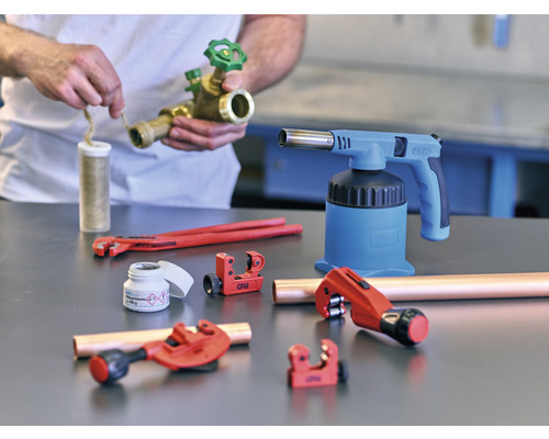 Verktyg för lödning av kopparrör, inklusive rörskärare, lödtråd, flussmedel och lödlampa