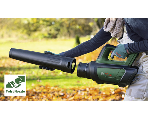 Person monterar munstycke på lövblåsare från Bosch