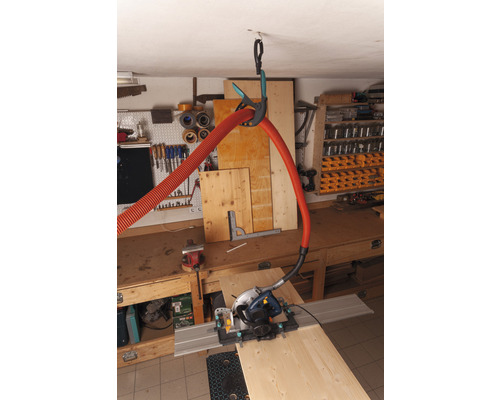 Verkstad med cirkelsåg på styrskena och dammutsug