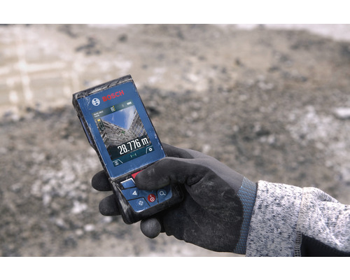 Bosch logotyp. Hand med handske som håller Bosch avståndsmätare med display som visar 28 776 meter