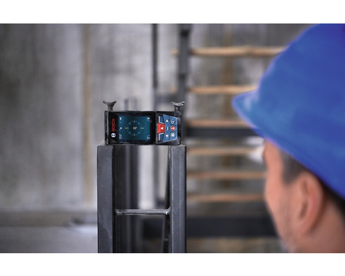 Bosch Logo. Digital lutningsmätare på en metallbit.