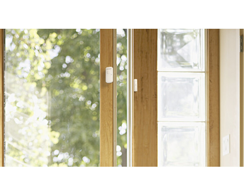 Fönster med glasblock och installerad fönsterkontakt för säkerhet