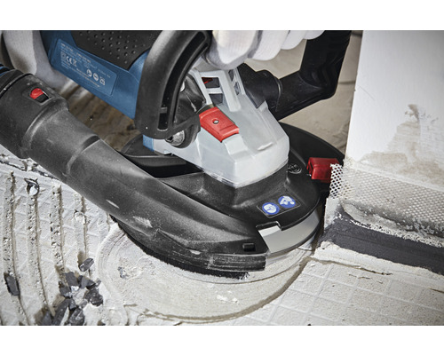 Kakelslipmaskin i användning på klinkergolv