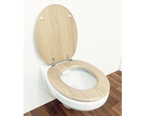 Vit vägghängd toalett med djup spolning och öppen toalettsits i trä