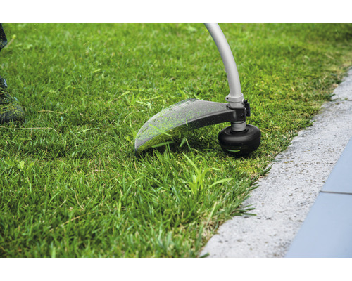 Grästrimmer i bruk för att klippa gräskanter